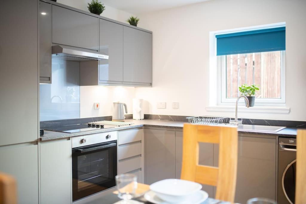 Modern City Centre Apartment In Inverness Bagian luar foto